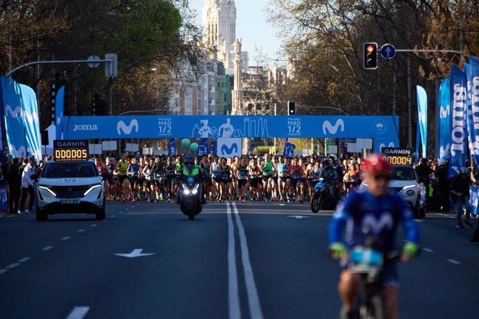 Archivo - Varios corredores participan en la salida de la Movistar Media Maratón de Madrid de 2023