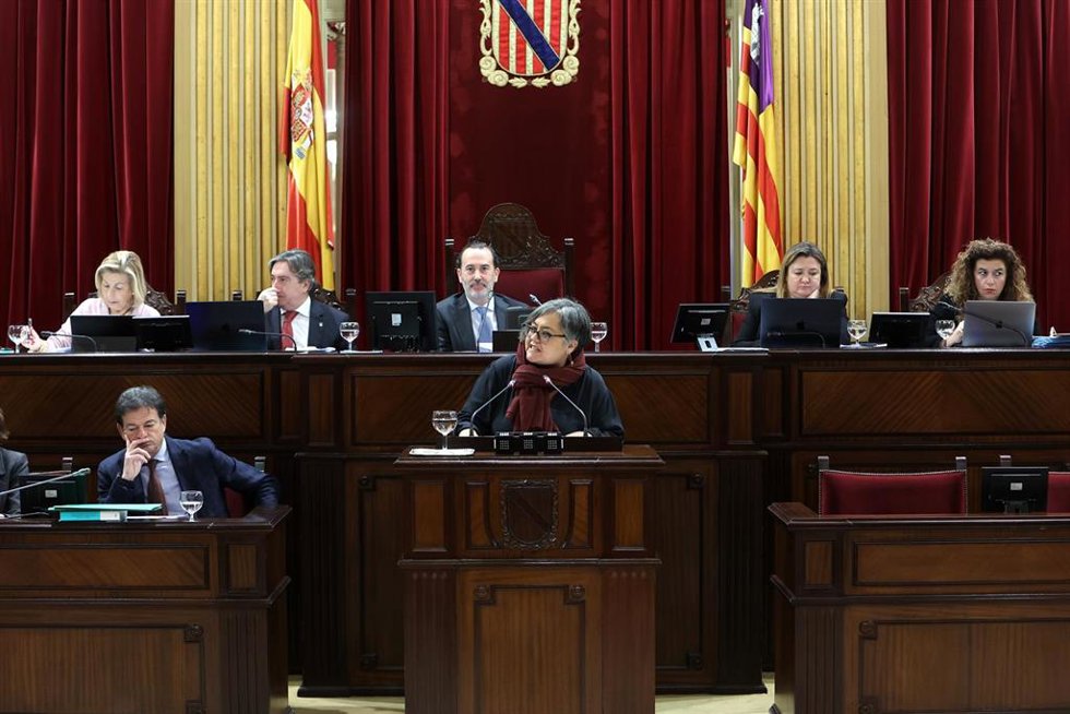 Archivo - La diputada de Unidas Podemos Cristina Gómez interviene durante un pleno en el Parlament balear
