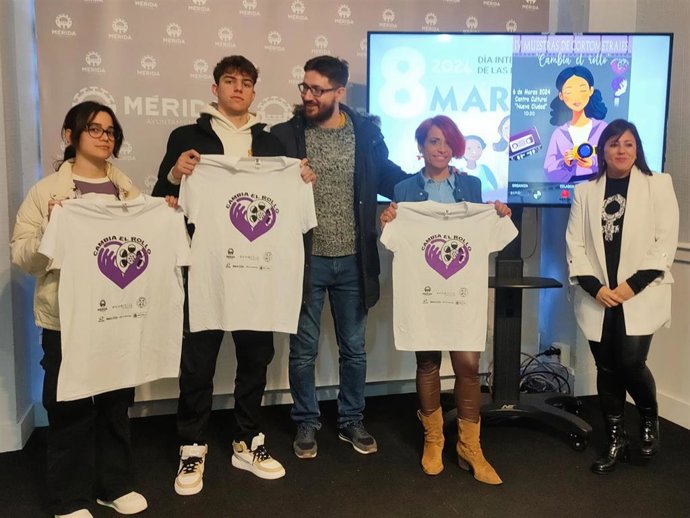 La concejala de Igualdad de Mérida, Ana Aargoneses, en la presentación de la cuarta edición de 'Cambia el rollo'.