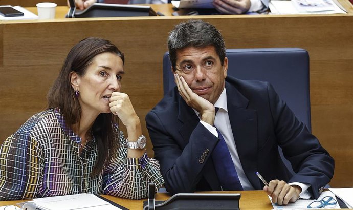 Archivo - La consellera de Hacienda, Economía y Administración Pública, Ruth Merino (i) y el presidente de la Generalitat, Carlos Mazón (d).