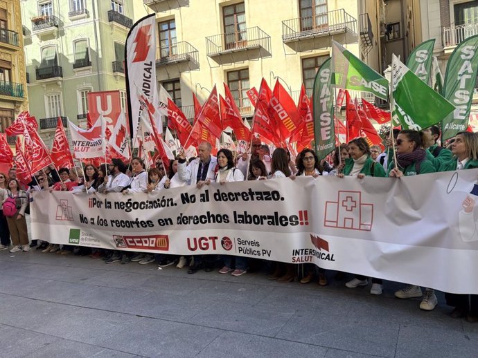 Protesta contra el decreto de macroáreas en el Palau de la Generalitat