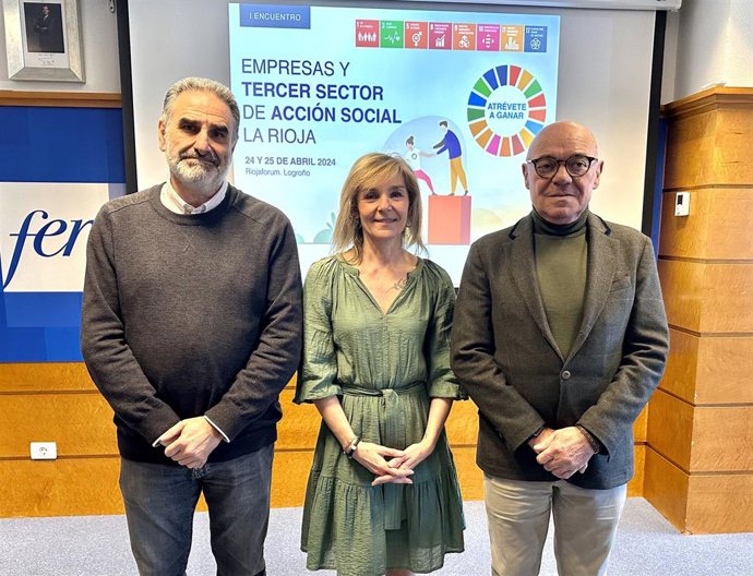 El presidente de la Plataforma del Tercer Sector, Jaime Caballero, y la responsable de Formación, Empleo y RSE de la FER, Maite Seoane, junto al presidente de la FER, Jaime García-Calzada