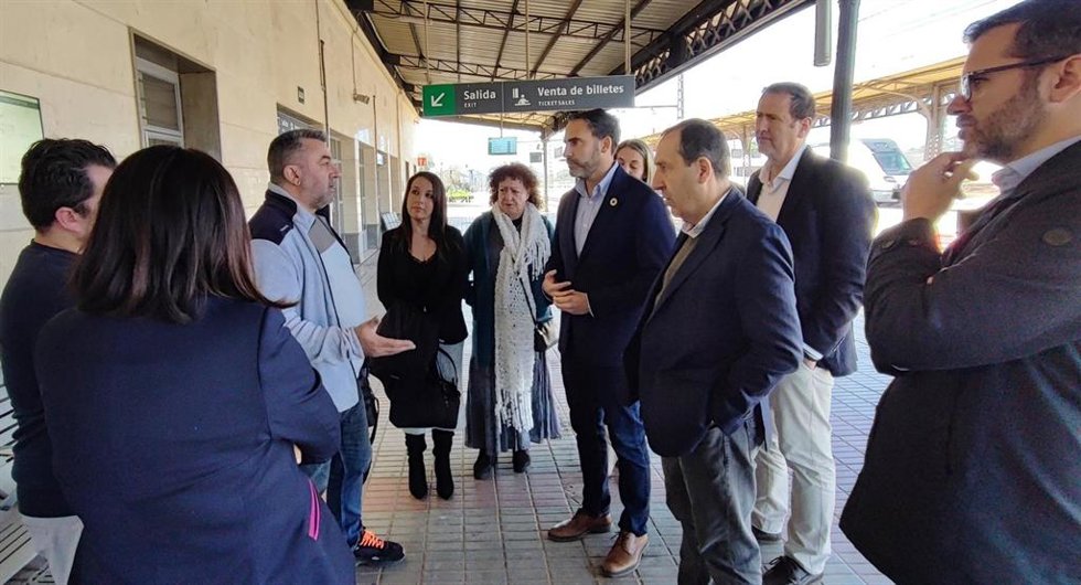 El secretario general del PSOE de Málaga, Daniel Pérez; el coordinador del gabinete parlamentario, José Luis Ruíz Espejo; y la portavoz del PSOE Bobadilla, Laura Cano Lepe, en Antequera