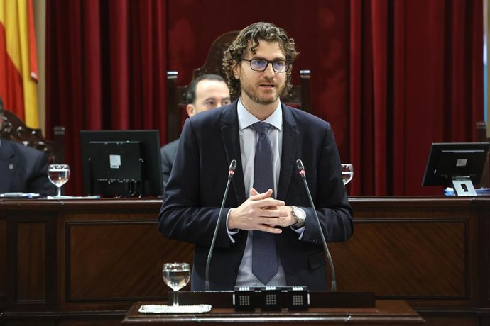 Archivo - El portavoz del PP en Baleares, Sebasti Sagreras, interviene durante un pleno en el Parlament balear