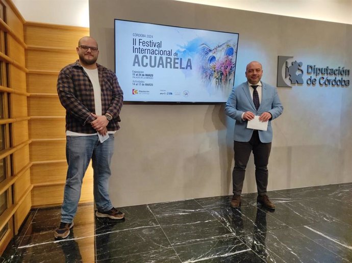 El delegado de Cultura de la Diputación de Córdoba, Gabriel Duque (dcha.), en la presentación del Festival Internacional de Acuarela.