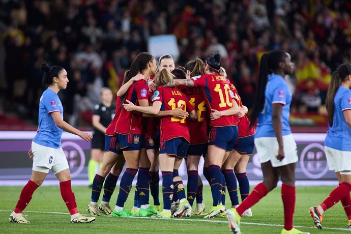 Las jugadoras de la selección femenina celebran un gol en la final de la Liga de Naciones 23-24 ante Francia