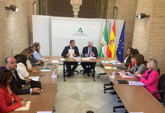 Maeztu aborda "las preocupaciones de la provincia" en una reunión de trabajo con el delegado de la Junta y delegados territoriales, en la sede del Gobierno andaluz.