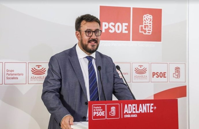 Archivo - El secretario general del PSOE en la provincia de Badajoz, Rafael  Lemus, en rueda de prensa