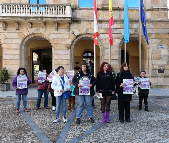 Colectivos de mujeres convocantes de la marcha alternativa del 8M, en Gijón.