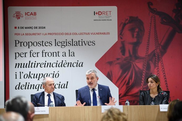El decano del Icab Jesús Sánchez, el alcalde de Barcelona Jaume Collboni y la directora del Institut I+Dret del Icab, Maria Jesús Pesqueira.