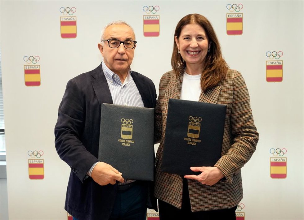 La Chief Sustainability & Corporate Affairs Officer de Sanitas y Bupa ELA, Yolanda Erburu, y el presidente del COE, Alejandro Blanco, renuevan el acuerdo para impulsar de forma conjunta la sostenibiidad.