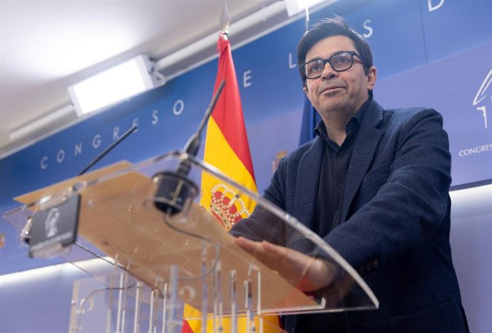 El secretario primero de la Mesa del Congreso, Gerardo Pisarello, interviene durante una rueda de prensa para valorar la comparecencia de Armengol sobre el caso Koldo, en el Congreso de los Diputados, a 5 de marzo de 2024, en Madrid (España).