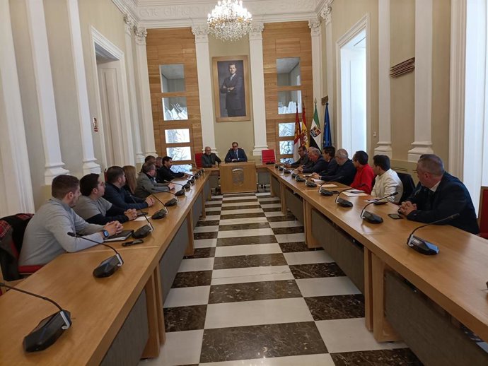 Reunión del Gobierno cacereño con la Unión de Cofradías Penitenciales para organizar la Semana Santa