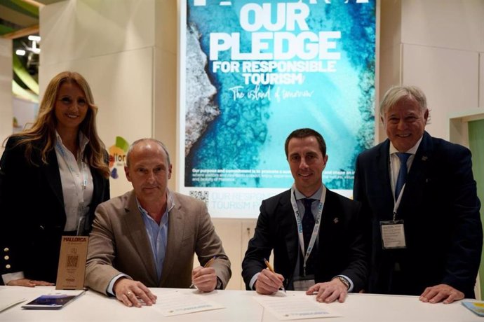 El presidente de la Fundación Mallorca Preservation, Hans Lenz, y el presidente del Consell de Mallorca, Llorenç Galmés, durante la firma del nuevo convenio para un turismo responsable, en la Feria ITB de Berlín.