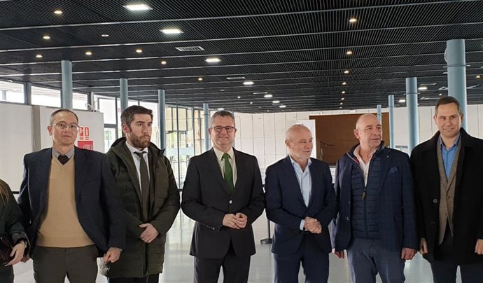 El consejero de Agricultura y Ganadería, Gerardo Dueñas, acompañado por el presidente de la Cámara de Comercio de Valladolid, Víctor Caramanzana, así como diferentes miembros de la Corporación municipal y la Diputación de Valladolid