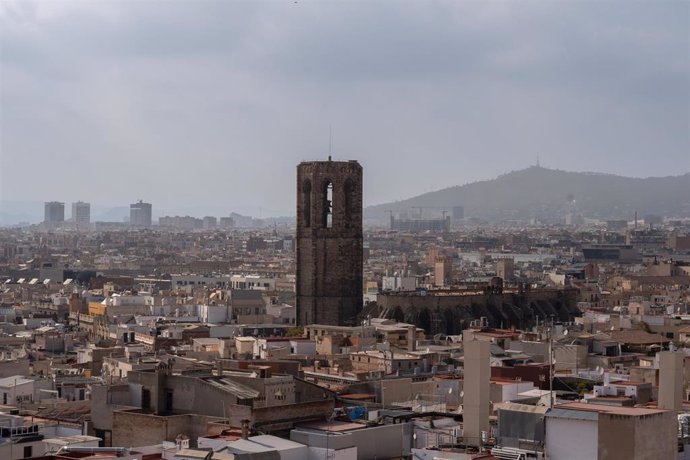Archivo - Vista panorámica de Barcelona, con La Basílica de Santa María del Mar en el centro.