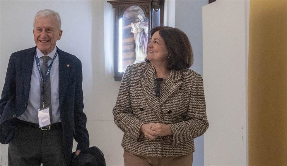 La presidenta de la UCAM, María Dolores García, conversa cxon el presidente de Cáritas Española, Manuel Bretón, participante en las Jornadas Internacionales de Caridad y Voluntariado de la Universidad Católica