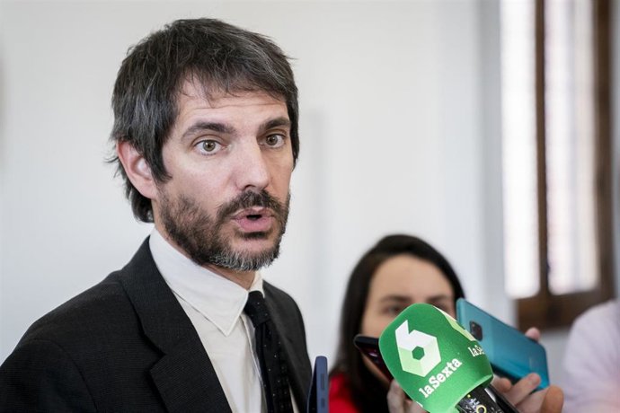 El ministro de Cultura, Ernest Urtasun, atiende a medios a su llegada a reunirse con representantes del Consorcio de Galerías de Arte Contemporáneo, en la sede del Ministerio, a 5 de marzo de 2024, en Madrid (España). 