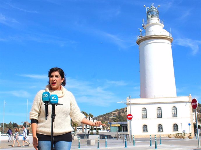 La portavoz del grupo municipal Con Málaga, la confluencia de Izquierda Unida, Podemos, Verdes Equo, Más País, Alianza Verde e Iniciativa del Pueblo Andaluz, Toni Morillas, junto a La Farola