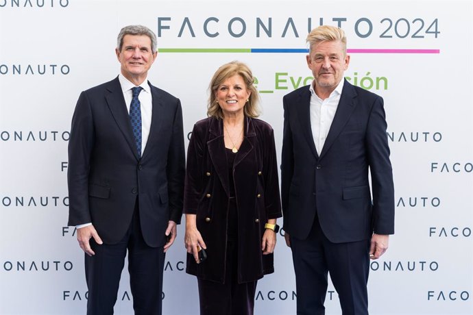 Francisco J. Riberas, presidente de Sernauto, Marta Blázquez, presidenta de Faconauto y Wayne Griffiths, presidente de Anfac (de izquierda a derecha)