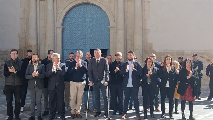 La Vila Joiosa recuerda a las tres víctimas mortales por el incendio en una vivienda de La Cala con un minuto de silencio.