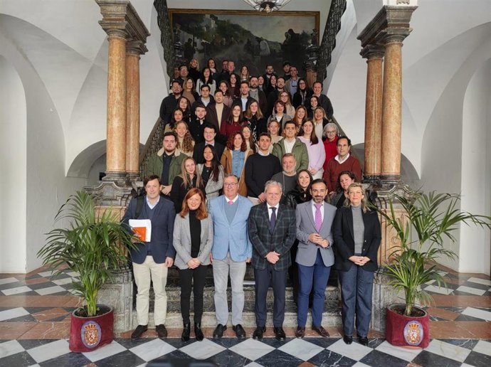 El presidente de la Diputación de Córdoba, Salvador Fuentes (centro), junto a miembros de la Diputación, Fundecor y los alumnos que harán las prácticas.