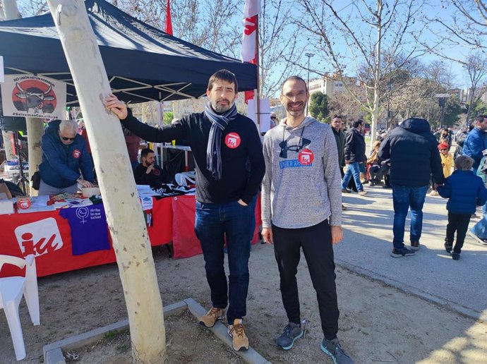 El coordinador de IU Aragón, Álvaro Sanz, y el coordinador de IU Zaragoza, Javier Gimeno, durante la celebración de la Cincomarzada.