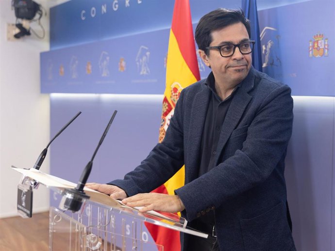 El secretario primero de la Mesa del Congreso, Gerardo Pisarello, interviene durante una rueda de prensa para valorar la comparecencia de Armengol sobre el caso Koldo, en el Congreso de los Diputados, a 5 de marzo de 2024, en Madrid (España). 