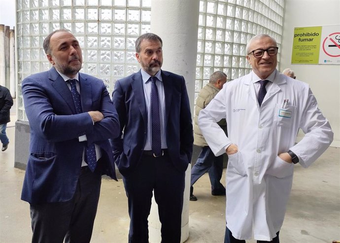 O conselleiro de Sanidade, Julio García Comesaña (i); o director xeral de Asistencia Sanitaria, Jorge Aboal (c); e o xerente do Chuvi, Javier Ponte (d), á entrada do hospital Meixoeiro de Vigo, a 5 de marzo de 2024.