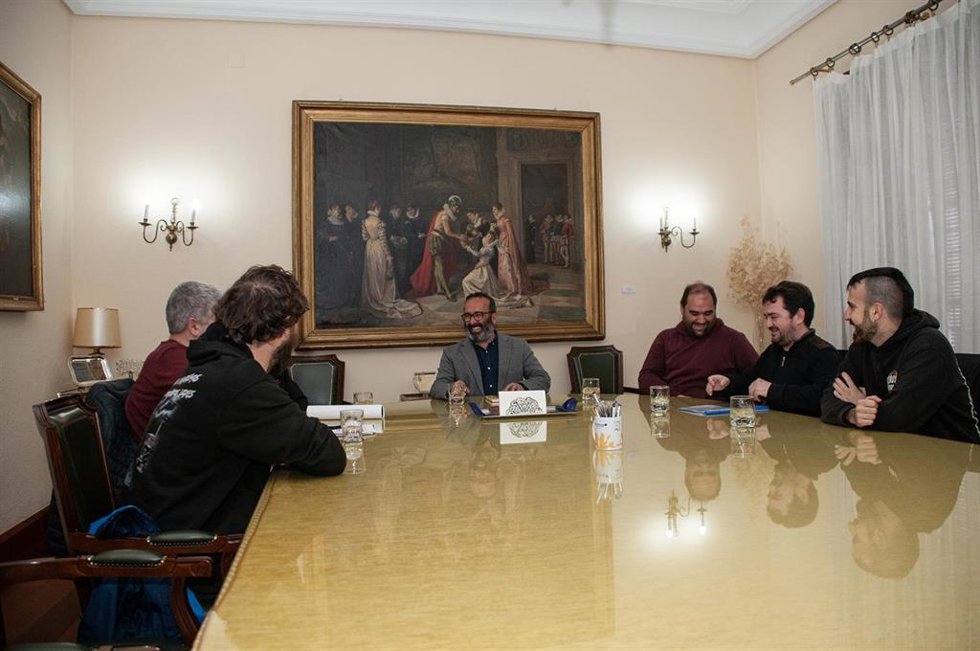 El presidente de la Diputación de Cáceres, Miguel Ángel Morales, se ha reunido con los organizadores de los eventos Bellota Rock, Centenera Rock y Rock in Pino