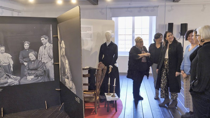 Exposición de 'Kameratik Orratzera. De la cámara a la aguja' en La Encartada Fabrika-Museoa, de Balmaseda.