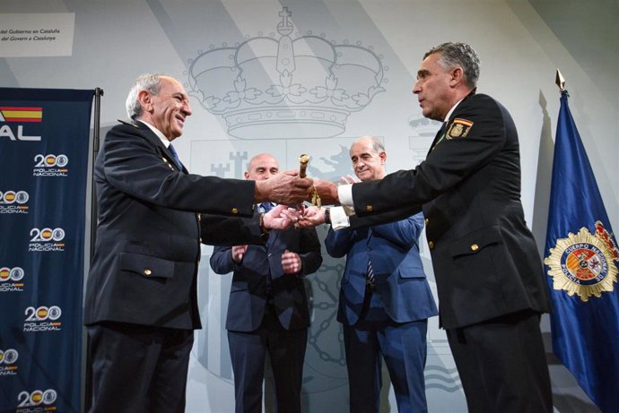 El director adjunto Operativo, José Ángel González (1i), entrega el bastón al nuevo jefe superior de Policía Nacional en Catalunya, Manuel Rodríguez.