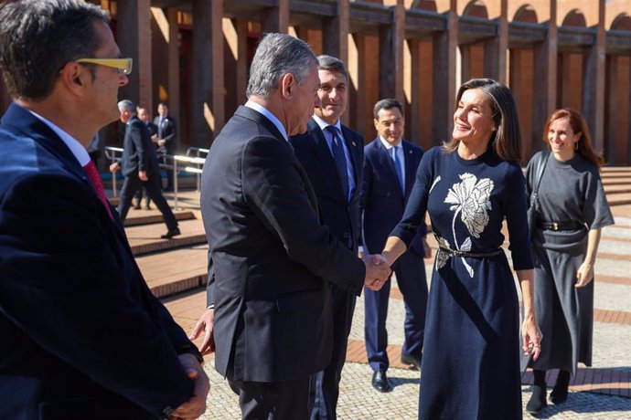 El alcalde de Sevilla, José Luis Sanz, saluda a la reina Leticia antes del comienzo del acto oficial por el Día Mundial de las Enfermedades Raras.