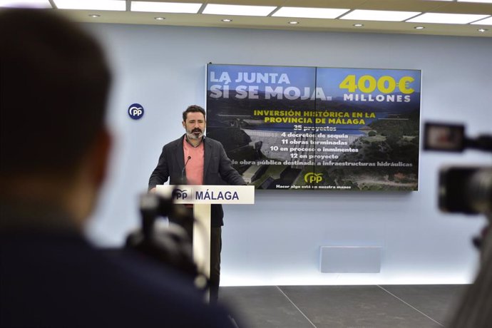 El secretario general del PP de Málaga, José Ramón Carmona, presenta la campaña 'La Junta sí se moja'.