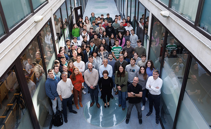 Estudiantes, profesores y representantes de empresas posan en el edificio de los Olivos del campus de Arrosadía.