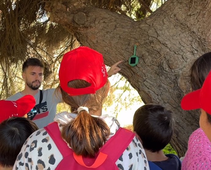 Escolares durante un taller ambiental en la Laguna Primera de Palos (Huelva).