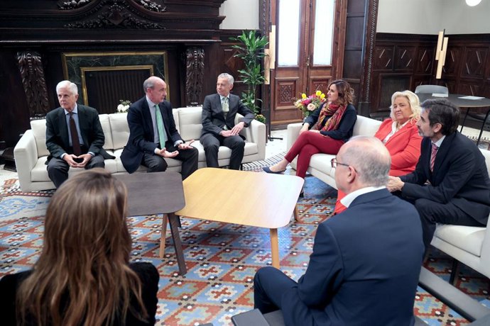 La alcaldesa de Valncia, María José Catalá, firma un convenio con la Fundación Iberdrola para la iluminación ornamental del Palau de la Música de Valncia