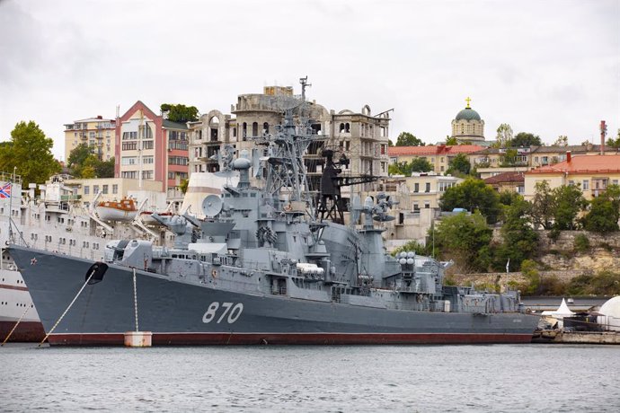 El buque 'Smetlivy' de la Armada de Rusia en el puerto de Sebastopol, en la península de Crimea, anexionada en 2014 (archivo)