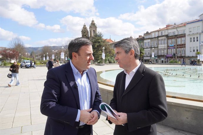 El secretario xeral del PSdeG, Valentín Gónzález Formoso, y el candidato socialista del distrito de Braga, José Luis Carneiro, en Braga