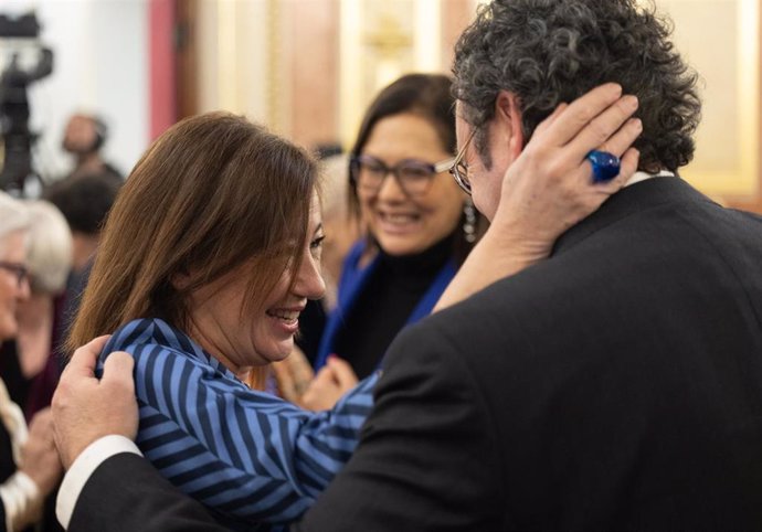 La presidenta del Congreso, Francina Armengol y el Fiscal General del Estado, Álvaro García Ortiz, se saludan a su llegada a un acto conmemorativo por el día internacional de la Mujer, en el Congreso de los Diputados, a 5 de marzo de 2024, en Madrid (Espa