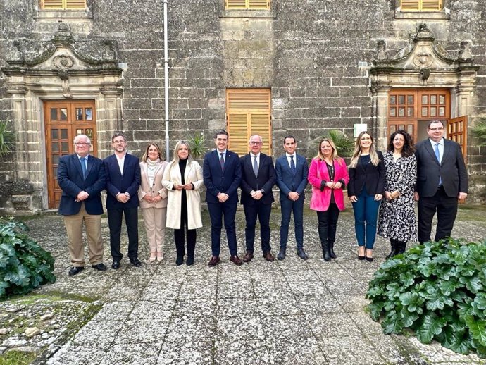 Los delegados de la Junta en Jaén, junto al alcalde de Baeza.