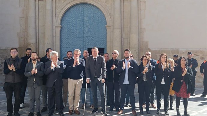 La Vila Joiosa recorda les tres víctimes mortals per l'incendi en un habitatge de la Cala amb un minut de silenci.