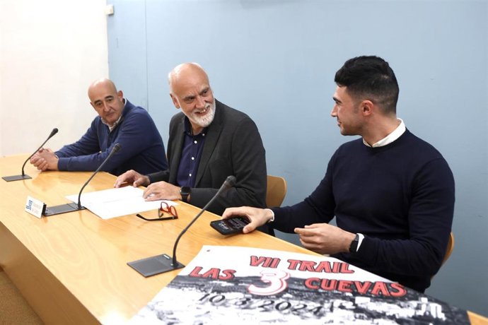 El vicepresidente segundo y responsable del Servicio de Deportes de la Diputación de Cádiz, Javier Vidal, y el alcalde de Setenil, Rafael Vargas, y el concejal de Deportes de Setenil, José Andrades, presentando la Trail Las 3 Cuevas.
