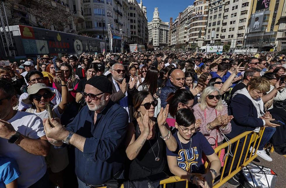 Varias personas aplauden antes de comenzar la primera masclet de las Fallas 2024
