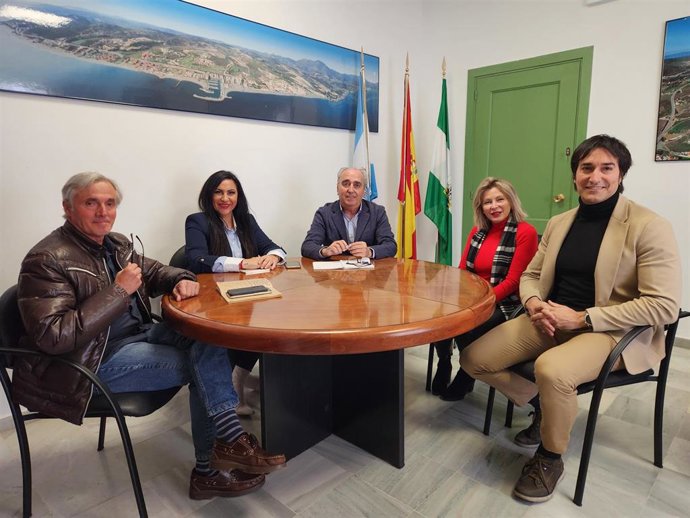 La delegada territorial de Empleo, Empresa y Trabajo Autónomo, Carmen Sánchez Sierra, visita las dependencias del Ayuntamiento de Manilva y se reúne con el alcalde, José Manuel Fernández