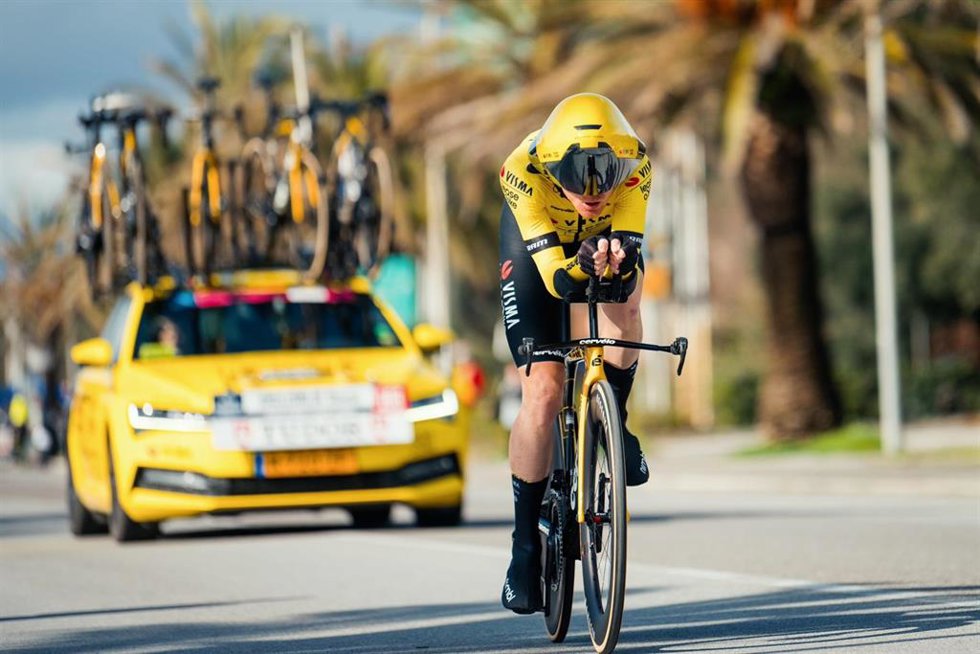 Un ciclista del equipo Visma-Lease a Bike con el revolucionario casco durante la Tirreno-Adriático
