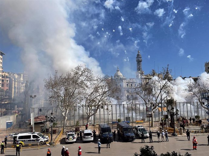 Imagen de la quinta 'mascletà' de las Fallas 2024 en València. El disparo ha sido ofrecido por Pirotecnia Dragón, de Villena (Alicante).