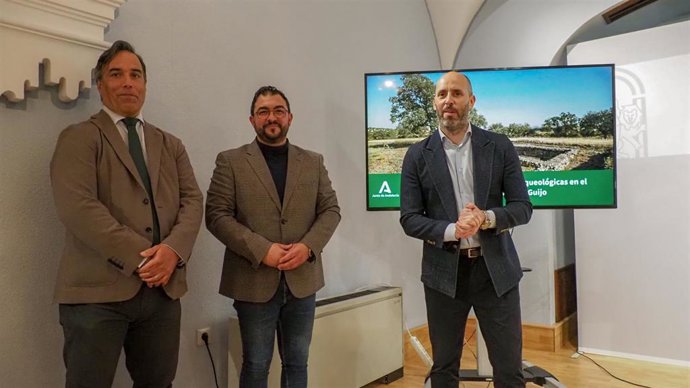 Lucena (dcha.), ante una imagen del yacimiento de Majadaiglesia, junto a Monterroso (izda.) y Fernández (centro).