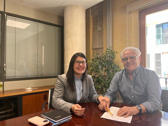 La regidora de Economía, Comercio, Mercados y Ferias, Lupe Ferrer, se reúne con el presidente la Asociación Fira del Caragol, Josep María Lendínez