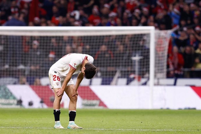 Archivo - El lateral español Juanlu Sánchez, en un partido con el Sevilla FC en el Cívitas Metropolitano.